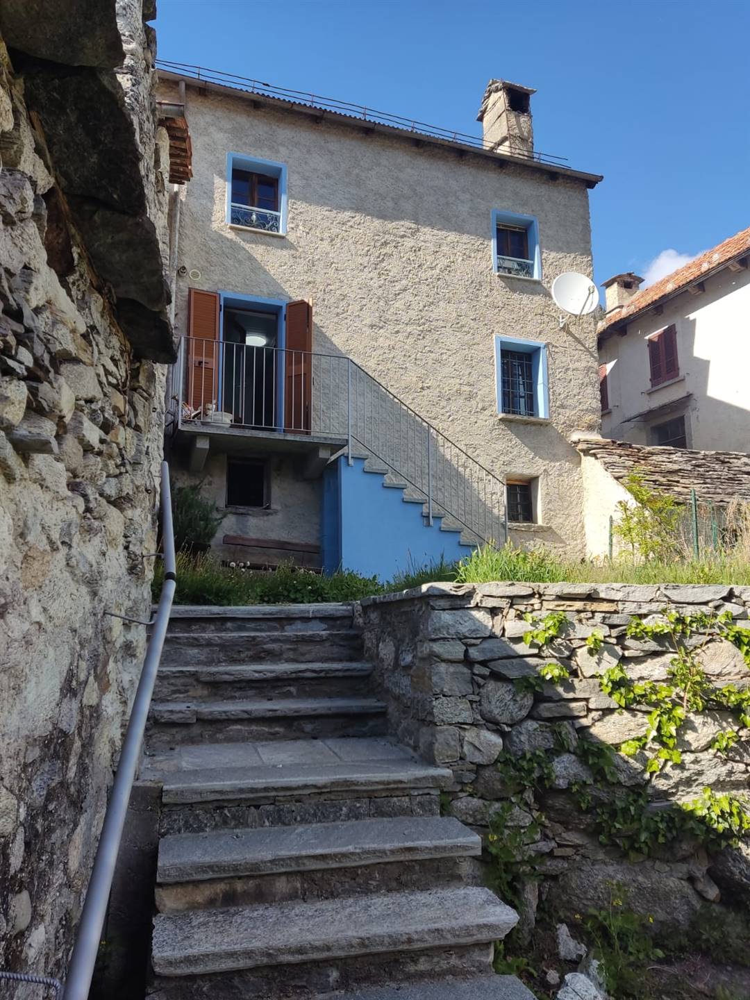 CIN IT103076C24NLGXTGX Nel centro storico del paesino di Villette, il più piccolo Comune della Valle Vigezzo, noto per le sue meridane, affittiamo 