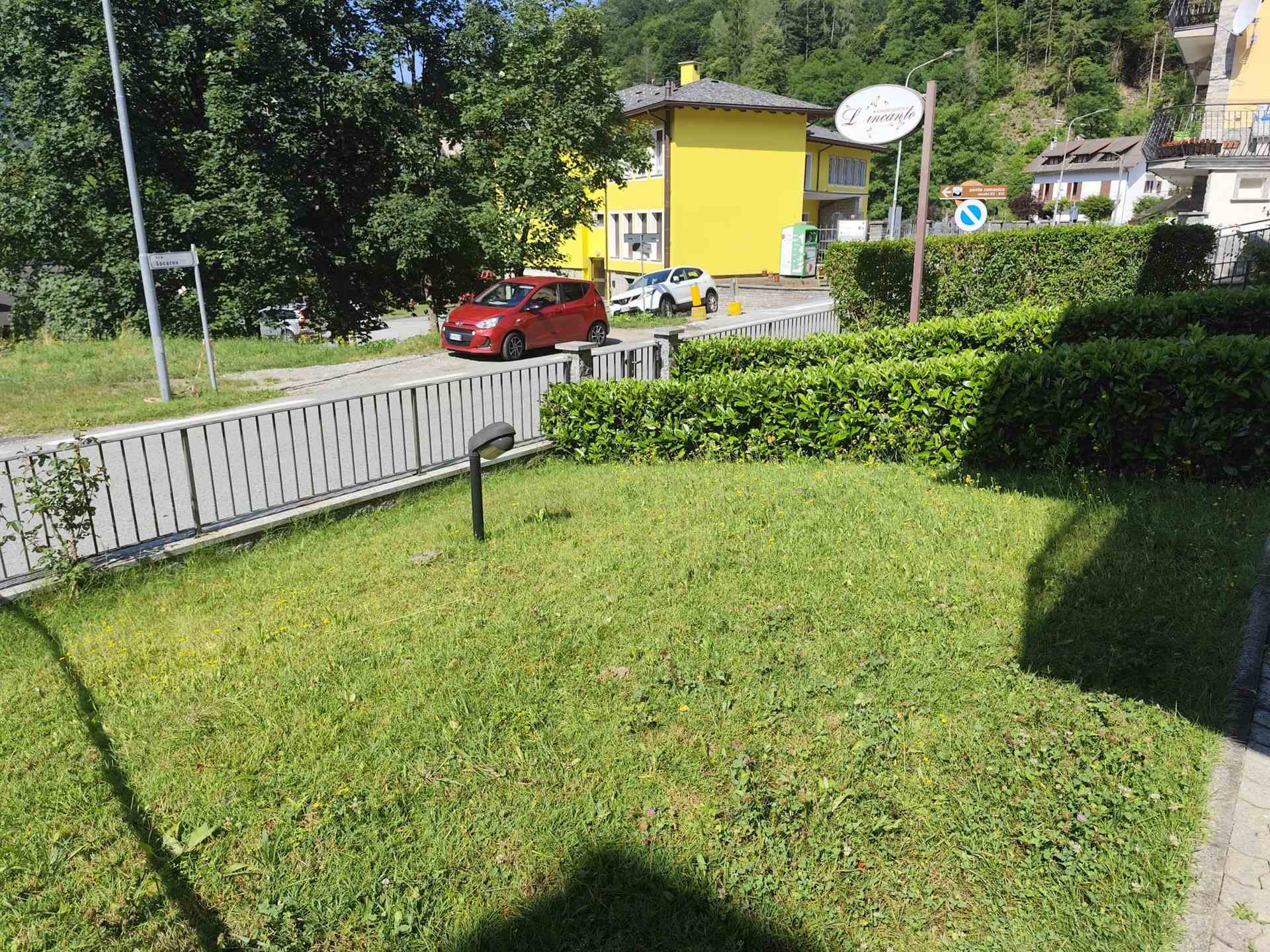 In comune di Re a due passi dal Santuario della Madonna di Re e comodissimo per raggiungere la vicina Svizzera, vendiamo un grazioso bilocale al 