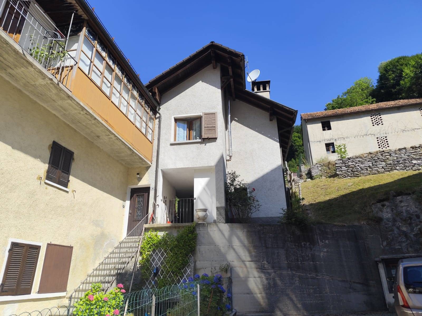 Casa semindipendete nel cuore del paese di Re, con ampio parcheggio nella zona sottostante, vendiamo un appartamento con entrata comune ad altre due 