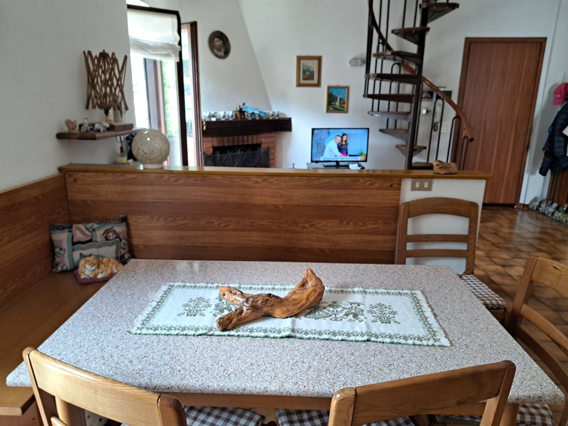Scopri questo affascinante appartamento arredato su due piani situato a Malesco, nel cuore della splendida Valle Vigezzo. Con una superficie 