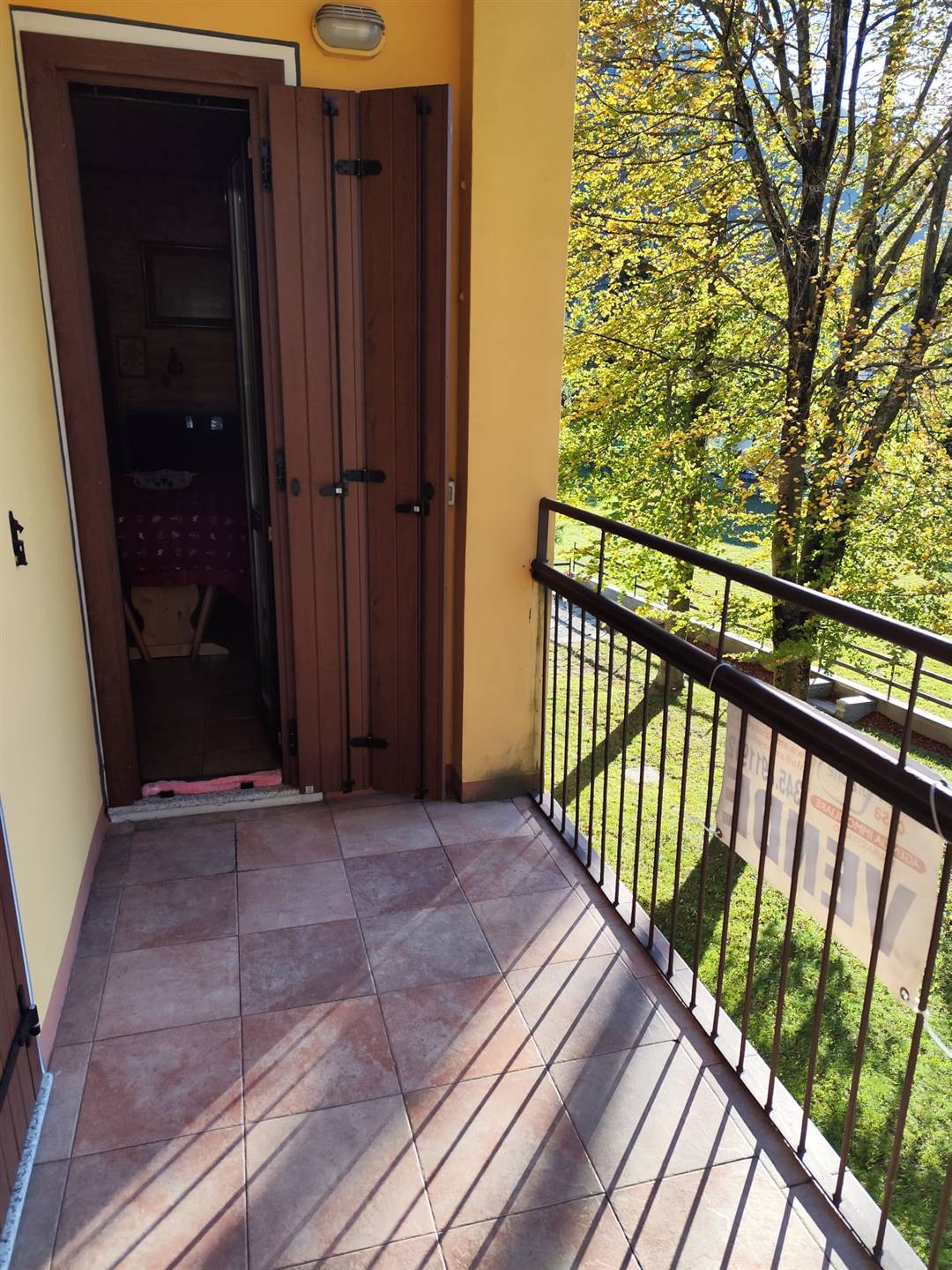 Ampio appartamento ristrutturato con vista sul Rosa Scopri questo splendido appartamento ristrutturato di 103 mq, situato al primo piano. L’ingresso 