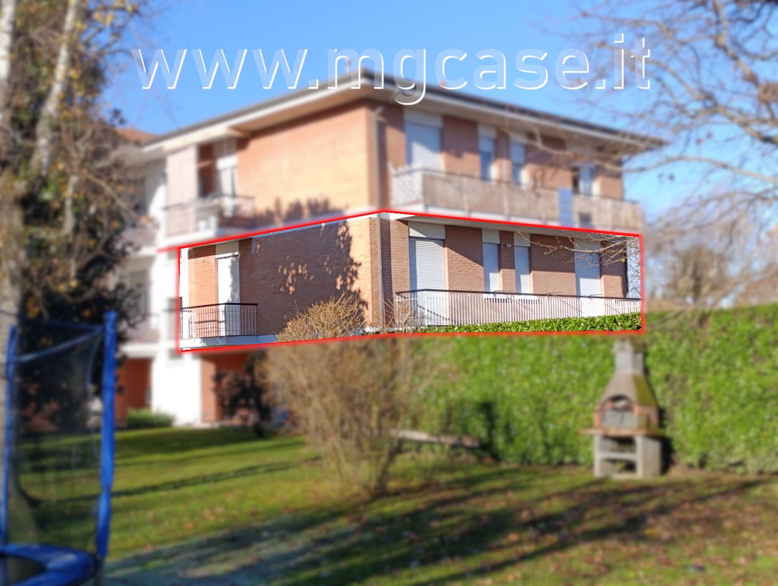 In una piacevole zona residenziale, tranquilla e e nello stesso tempo a pochi minuti dal centro paese, ti propongo questo arioso appartamento, di 