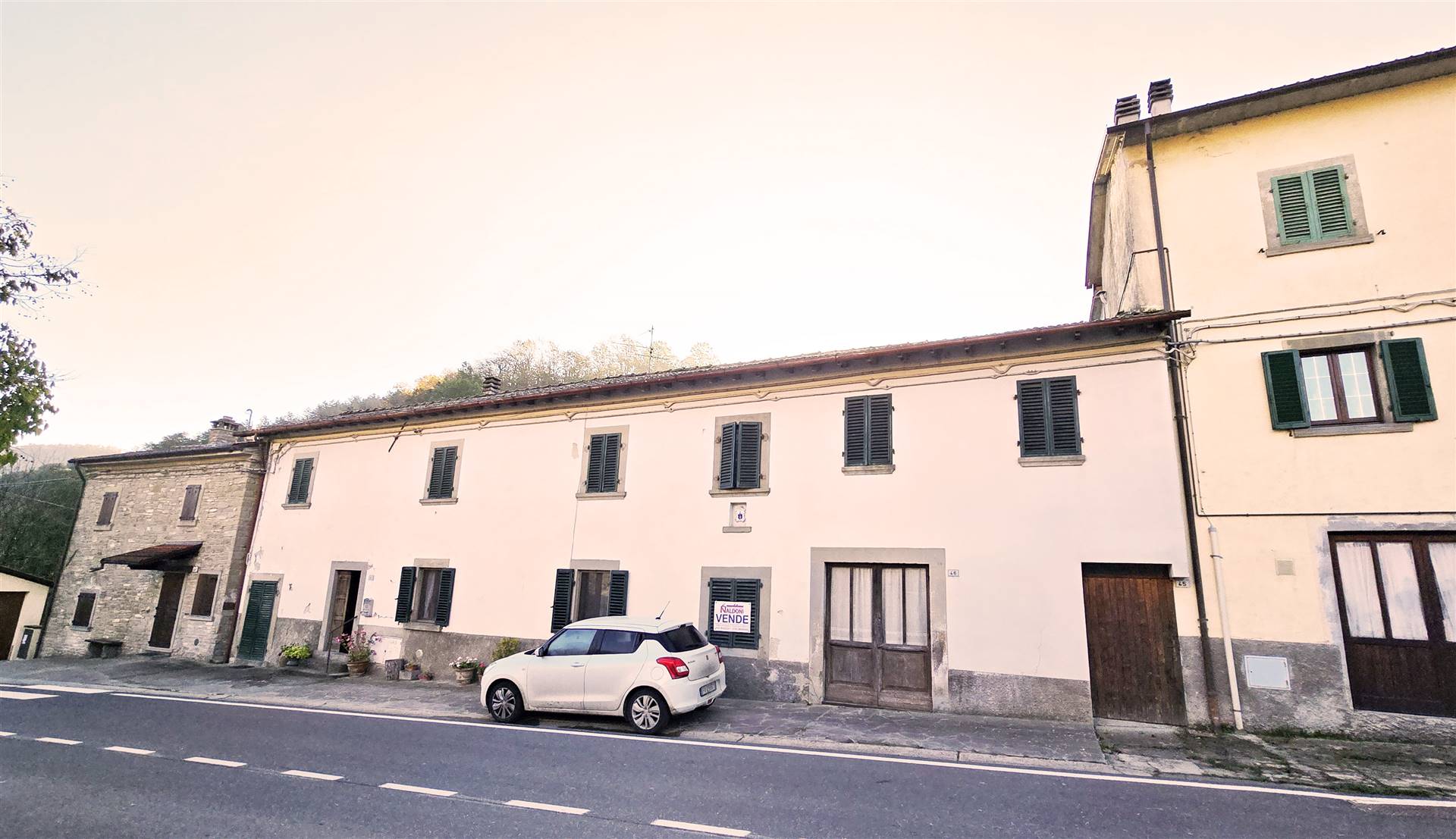 Nel Comune di Palazzuolo sul Senio (FI), località Quadalto, VENDESI, fabbricato terra-cielo costituito da due abitazioni ed un laboratorio e disposto 