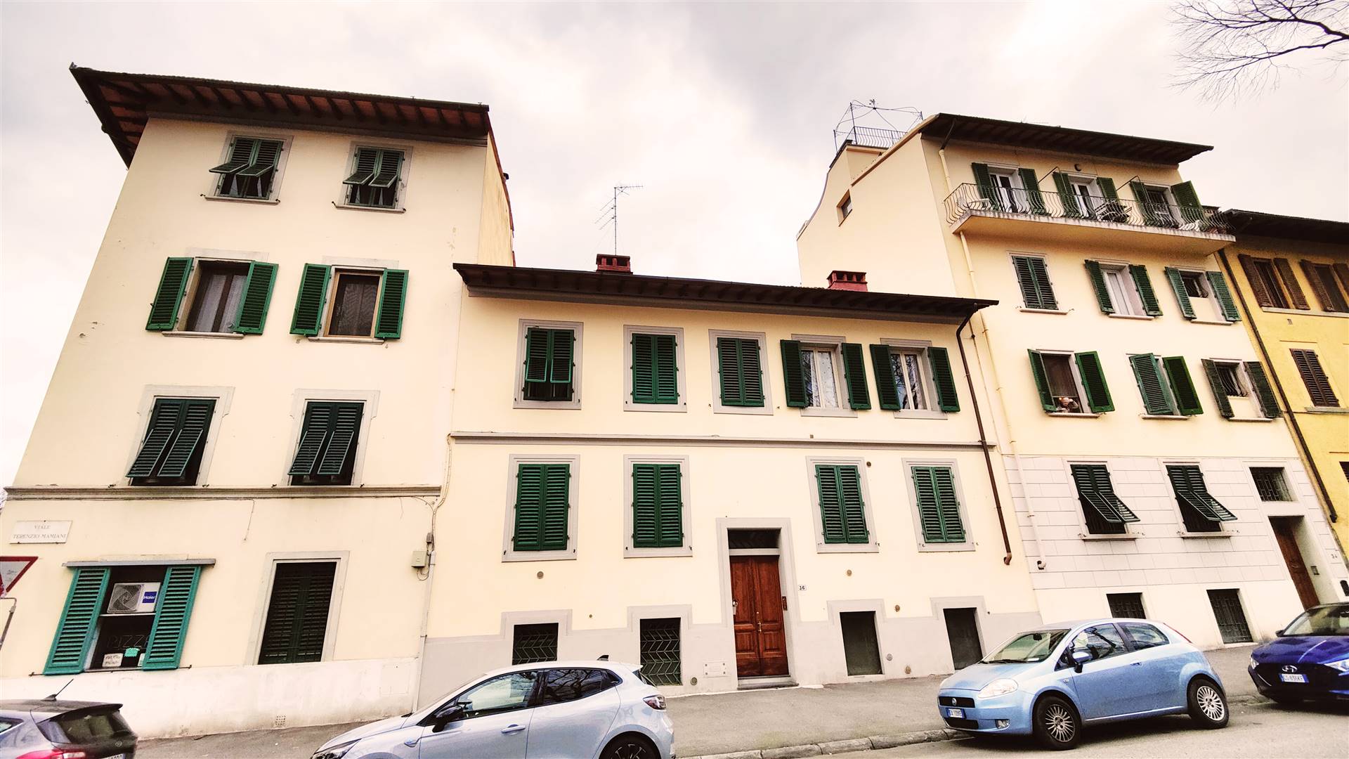 Affascinante appartamento in vendita situato al primo e ultimo piano di un piccolo edificio condominiale in Viale Terenzio Mamiani. L'immobile, 