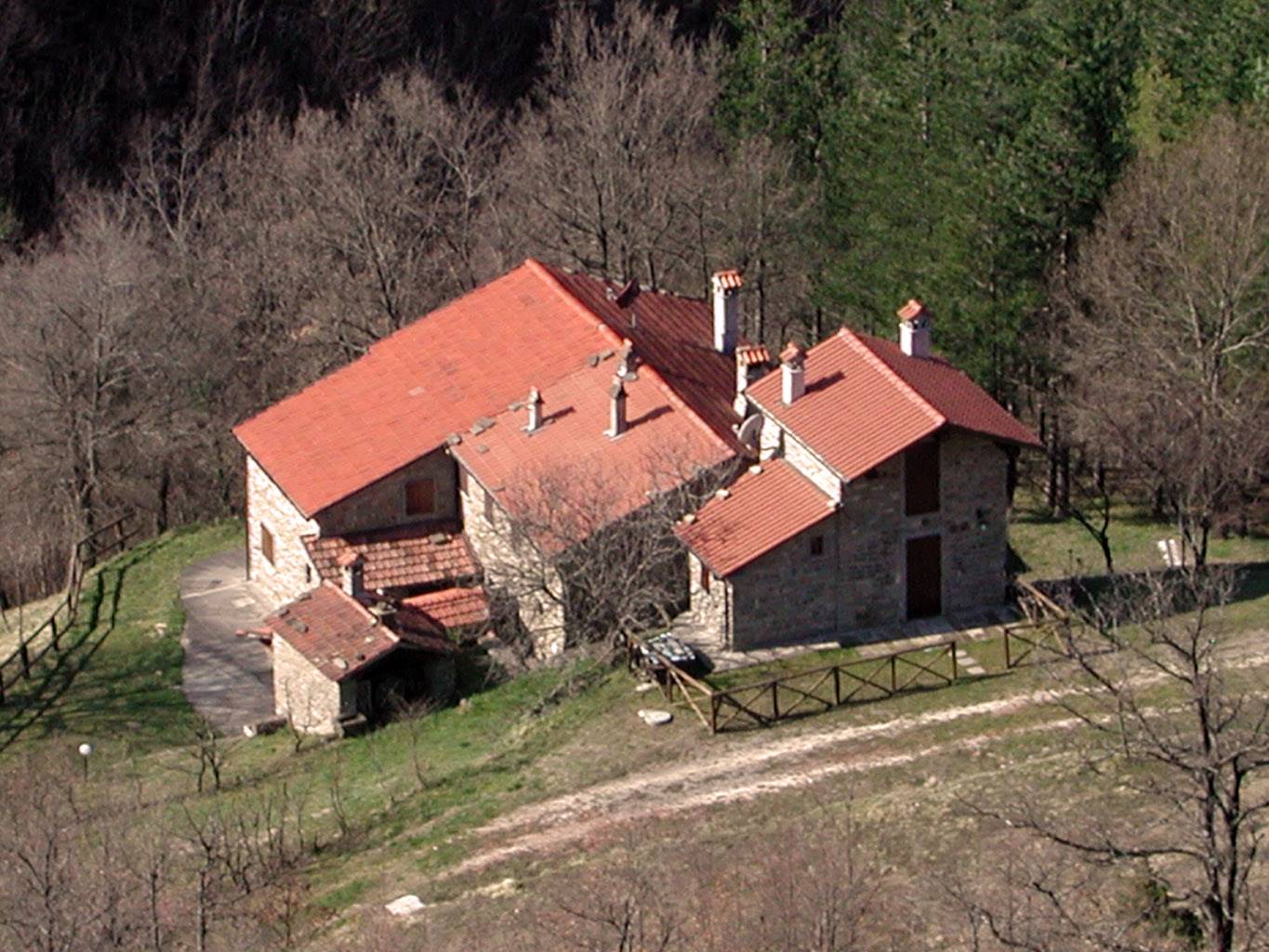 **Affascinante Casale in Affitto nelle Colline Tosco-Romagnole** Scopri l'incanto di vivere immerso nella natura con questo splendido casale in 