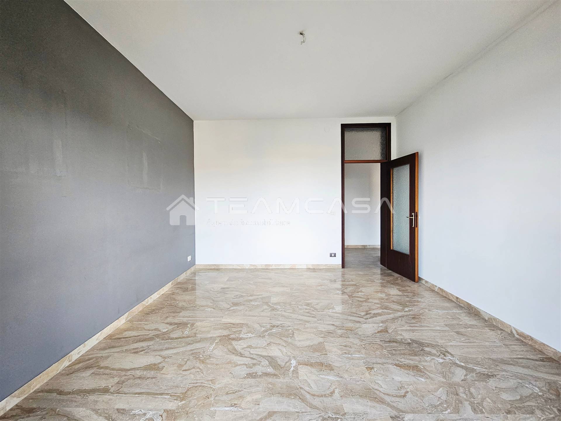 Sala front