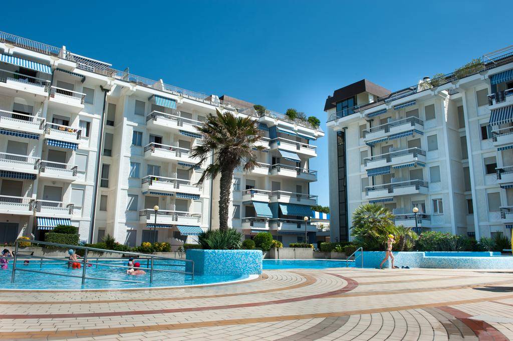 Esterno piscina 2